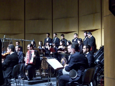 فرقة قصيد تغني للشآم على مسرح الدراما بدار الأسد