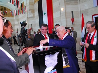 المعلم يحيي الشعب السوري الذي زحف إلى صناديق الاقتراع في هذا اليوم التاريخي