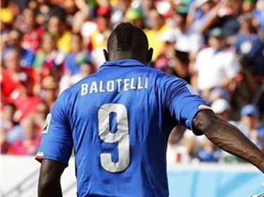 الإيطالي بالوتيلي خسر قبلة الملكة بسبب خطة أحيتها بلاده