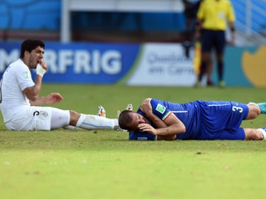  الشركات الكبرى تتنافس في الإعلان على الانترنت مستغلة عضة سواريز‎ 