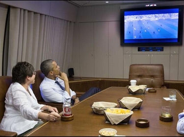  أوباما تابع مباراة أمريكا وألمانيا في طائرته