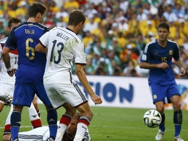 نجوم ألمانيا ملوك العالم .. صعقوا الأرجنتين في نهائي مثير وتوجوا باللقب الرابع