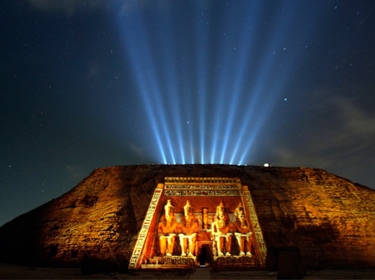  يوم السياحة العالمي.. مجسم لمعبد ابو سمبل هدية لأول زائر له‎ 