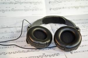 بريطانيا.. 50 ألف أغنية جرى بثها كل دقيقة في الـ2015