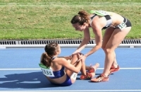 بالفيديو .. عداءة تتخلى عن السباق من أجل مساعدة منافستها المصابة !