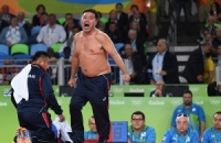 بالفيديو.. أغرب ردة فعل اعتراضا على هزيمة لاعبه !    