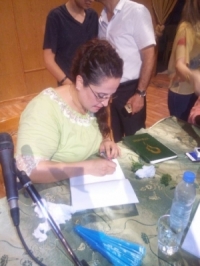 خلود ابراهيم توقّع روايتها الأولى 