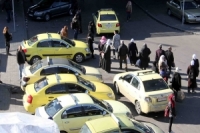 سيارات خاصة مخالفة للنقل للمحافظات بمبالغ كبيرة ودوريات باللباس المدني للتحقق.. الصيادلة يشتكون الأطباء لسوء كتابتهم الوصفات!