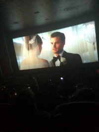 بالفيديو.. رد فعل الجمهور عند عرض فيلم خاطئ لهم في السينما؟!