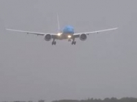 شاهد براعة طيار في الهبوط  وسط رياح قوية جدا؟!