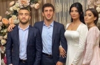 مصارع يسحب عروسته من شعرها ويطردها في حفل زفافه