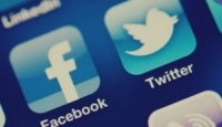 تويتر وفيسبوك يعلقان حسابات لنشر محتوى عن الانتخابات الأمريكية يخالف سياستهما
