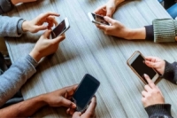 الإدمان على الهواتف الذكية يؤثر على قرارات مستخدميها.