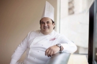 غيَّب الموت يوم الأحد الماضي الشيف اللبناني الشهير رمزي شويري إثر تعرّضه لأزمة قلبية حادة عن عمر 52 عاما.