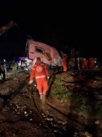 وفاة 6 أشخاص وإصابة 39 آخرين بانقلاب بولمان على طريق حمص-حماة