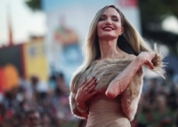 أنجلينا جولي تثير الجدل بظهور عروق يديها خلال إطلالتها بمهرجان البندقية السينمائي 