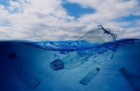 علماء يابانيون يطورون مادة بلاستيكية تذوب في الماء بسرعة فائقة