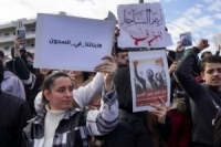 المرصد السوري يدين استمرار اعتقال شخصيات دينية وناشطين على خلفية مشاركتهم في مظاهرات الساحل السوري