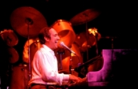 وفاة أسطورة الموسيقى الأمريكية نيل سيداكا عن عمر 86 عاماً